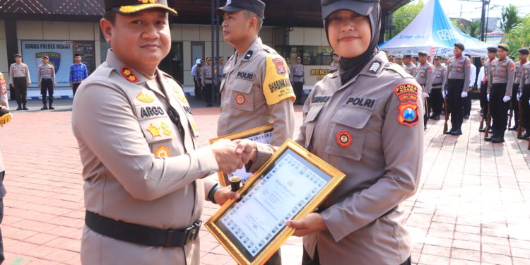 Pimpin Upacara Hari Kesadaran Nasional, Kapolres Ngawi Beri Penghargaan 37 Anggota Berprestasi