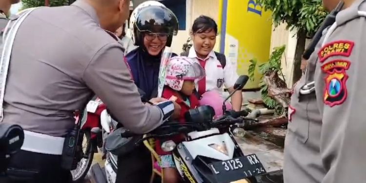 Lantas Polres Ngawi, Spesial Layani Masyarakat di Hari Kartini