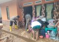 Kabid Humas Polda Jabar : Polisi Datangi TKP Bencana Tanah Longsor dan Gotong Royong Bareng Warga