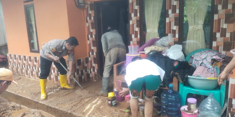 Kabid Humas Polda Jabar : Polisi Datangi TKP Bencana Tanah Longsor dan Gotong Royong Bareng Warga