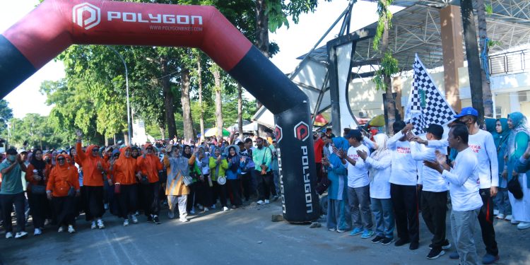 Pj Bupati Takalar Bersama Dengan Ketua TP PKK Kab. Takalar Hadir Dan Ikuti Gerak Jalan Santai Menyambut Hari Pendidikan Nasional Tingkat Kab.Takalar Tahun 2024