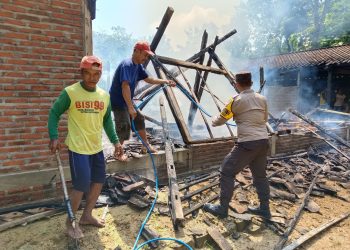 Reaksi Cepat Polisi Ngawi Padamkan Kebakaran Rumah di Kasreman