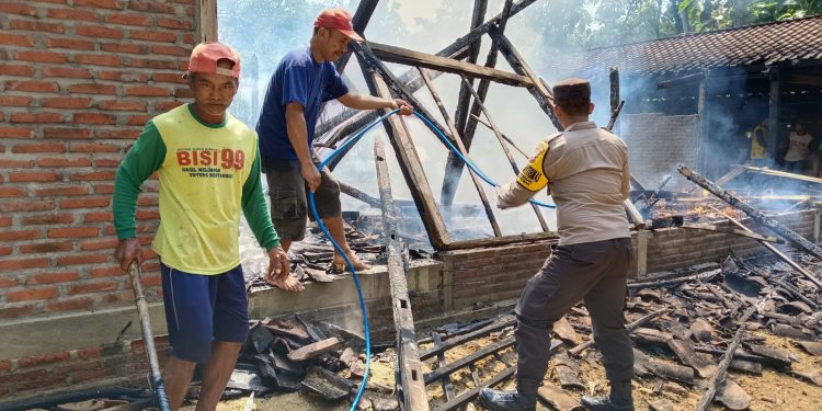 Reaksi Cepat Polisi Ngawi Padamkan Kebakaran Rumah di Kasreman