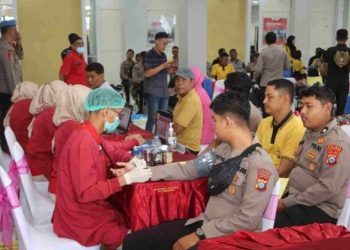 Personel Polres Tulungagung saat pengecekan kesehatan sebelum mengikuti donor darah dalam rangka memperingati HUT Yayasan Kemala Bhayangkari ke-44,