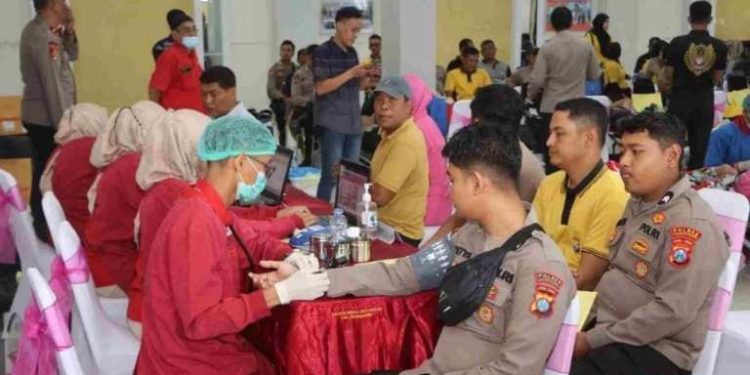 Personel Polres Tulungagung saat pengecekan kesehatan sebelum mengikuti donor darah dalam rangka memperingati HUT Yayasan Kemala Bhayangkari ke-44,