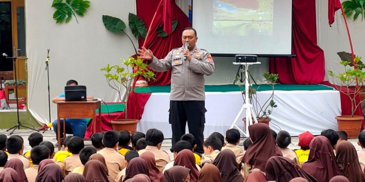 *Kabid Humas Polda Jabar : Polisi Datang ke Sekolah Binluh ke Siswa Stop Bulying di SDN 1 dan 2 Sukasenag*