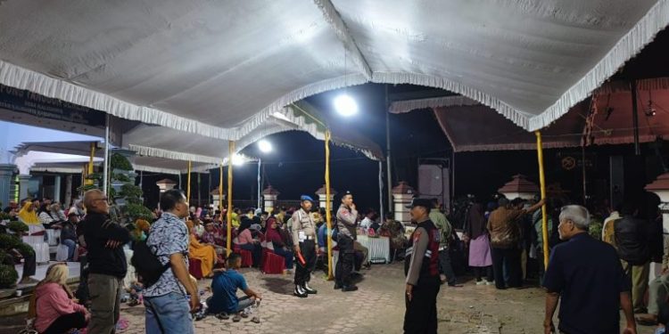 Polsek Kalidawir Lakukan Pengamanan Pagelaran Wayang Kulit Dalam Rangka Bersih Desa