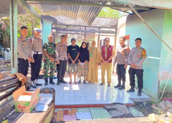 Polsek Bajeng Polres Gowa Berikan Bantuan Sembako Kepada Korban Kebakaran Rumah