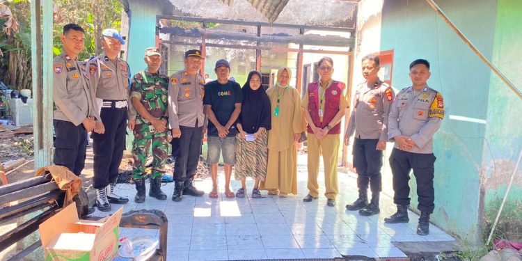 Polsek Bajeng Polres Gowa Berikan Bantuan Sembako Kepada Korban Kebakaran Rumah
