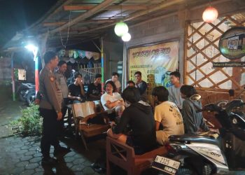 Sambangi Remaja Yang Sedang Nongkrong, Patroli Polsek Pegandon Ajak Remaja Jaga Kamtibmas