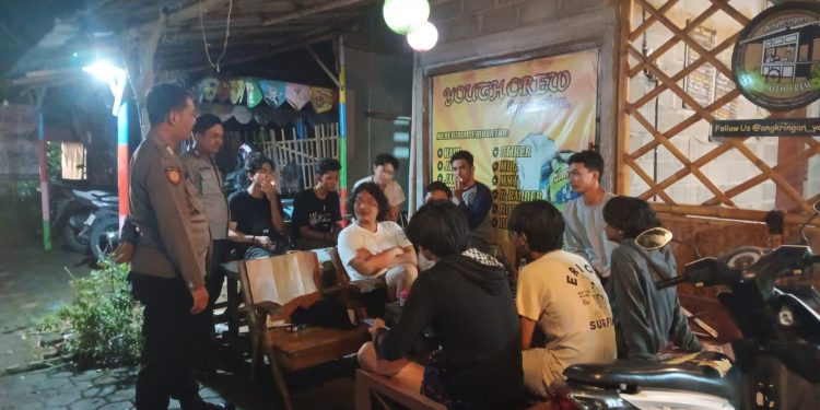 Sambangi Remaja Yang Sedang Nongkrong, Patroli Polsek Pegandon Ajak Remaja Jaga Kamtibmas