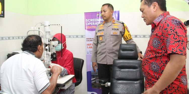 Bakti Kesehatan, Polres Kediri Kota Bersama RS Bhayangkara Kediri Gelar Screening Pasien Katarak