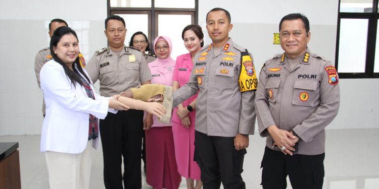 Sumringah, Anggota Polsek Semen Dapat Bantuan Tangan Palsu Dari Kapolres Kediri Kota