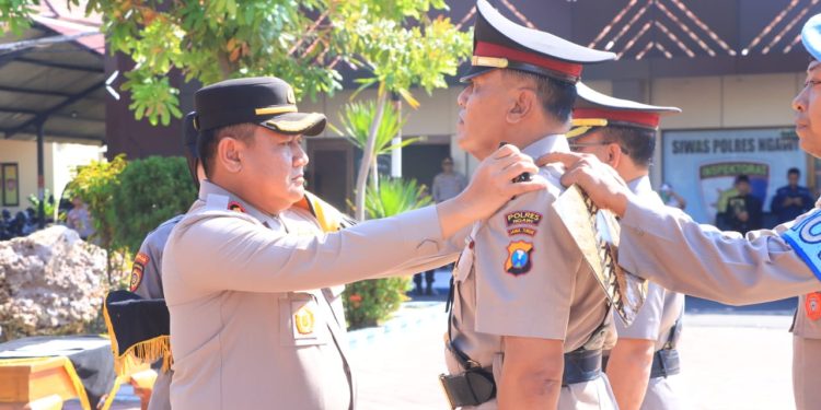 Kapolres Ngawi Pimpin Upacara Sertijab Kapolsek Karanganyar