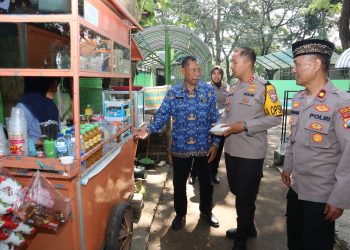 Kapolres Kediri Kota Borong Jajanan Kaki Lima saat Jum’at Curhat di Wahana Wisata