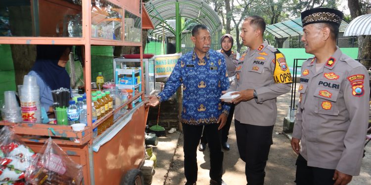 Kapolres Kediri Kota Borong Jajanan Kaki Lima saat Jum’at Curhat di Wahana Wisata