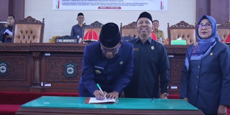 Pj. Bupati Takalar Hadiri Rapat Paripurna DPRD dalam Rangka Pembahasan LKPJ Tahun 2023 dan Ranperda Perubahan Keempat atas Perda No 7 Tahun 2016