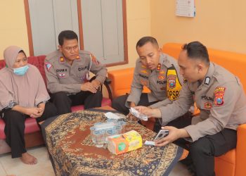 Kapolres Kediri Kota Anjangsana ke Rumah Personel yang Sakit Menahun