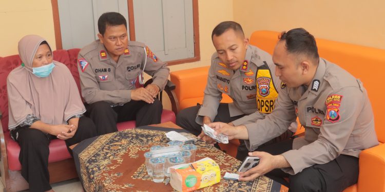 Kapolres Kediri Kota Anjangsana ke Rumah Personel yang Sakit Menahun