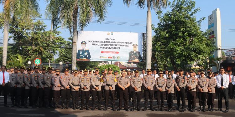Pimpin Upacara Kenaikan Pangkat Pengabdian, Kapolres Kediri Kota : Selamat kepada AKBP Abraham Sissik