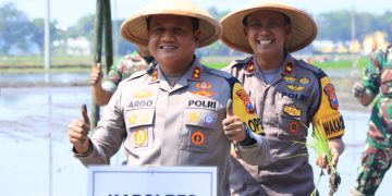 Kapolres Turut Serta Gerakan Tanam Padi Bersama Bupati Ngawi di Geneng