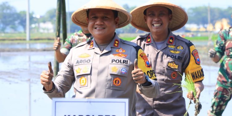 Kapolres Turut Serta Gerakan Tanam Padi Bersama Bupati Ngawi di Geneng