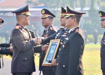 Polri Tulungagung Sukses Ungkap Kasus Narkoba, Kapolres Tulungagung Beserta 6 Anggota Satlantas Dianugerahi Penghargaan oleh Kapolda Jatim