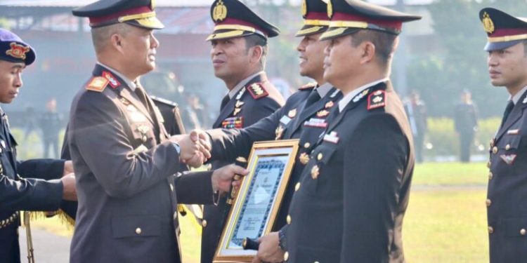 Polri Tulungagung Sukses Ungkap Kasus Narkoba, Kapolres Tulungagung Beserta 6 Anggota Satlantas Dianugerahi Penghargaan oleh Kapolda Jatim