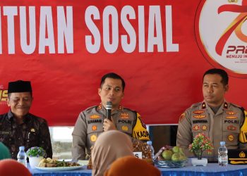 Polres Nganjuk bersama Pengurus Bhayangkari Cabang Nganjuk Bagikan Bansos untuk Warga Kurang Mampu
