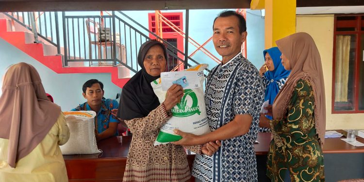 Pemdes Karanganom Salurkan Bantuan Pangan Pada 161 KPM, Kades Berharap Bisa Ringankan Kebutuhan