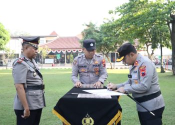 Kapolres Kendal AKBP Feria Kurniawan Pimpin Upacara Serah Terima Jabatan 3 Kapolsek