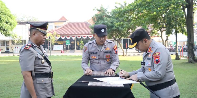 Kapolres Kendal AKBP Feria Kurniawan Pimpin Upacara Serah Terima Jabatan 3 Kapolsek