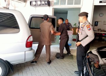 Samapta Ngawi Kawal Proses Pengambilan Uang dari Bank Jatim Cabang Kediri