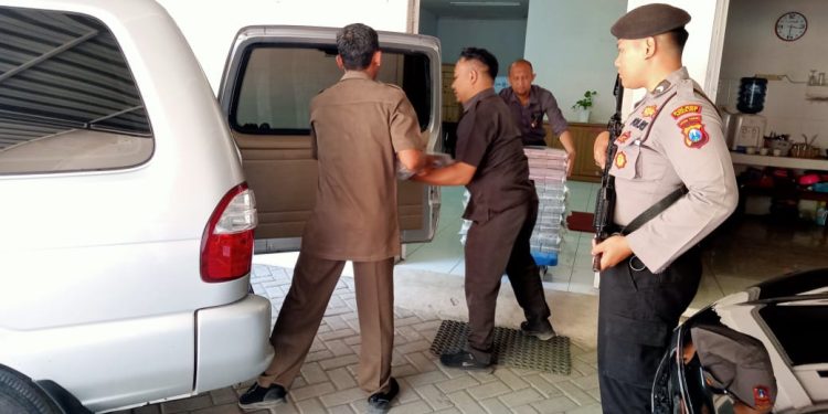 Samapta Ngawi Kawal Proses Pengambilan Uang dari Bank Jatim Cabang Kediri