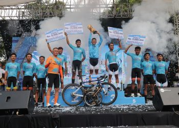 Kapolda Jatim Serahkan Medali Untuk Para Juara Tour de Panderman di Kota Batu