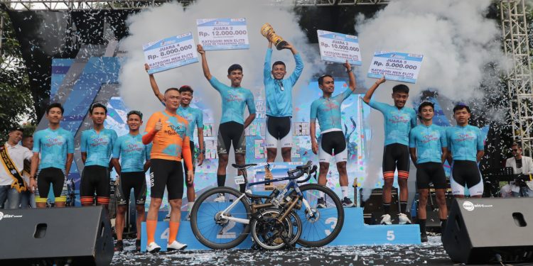 Kapolda Jatim Serahkan Medali Untuk Para Juara Tour de Panderman di Kota Batu