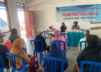 Peduli Lansia, Polwan Ngawi Dampingi Pemeriksaan Kesehatan di Kantor Desa Dawu
