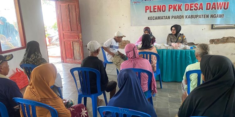 Peduli Lansia, Polwan Ngawi Dampingi Pemeriksaan Kesehatan di Kantor Desa Dawu