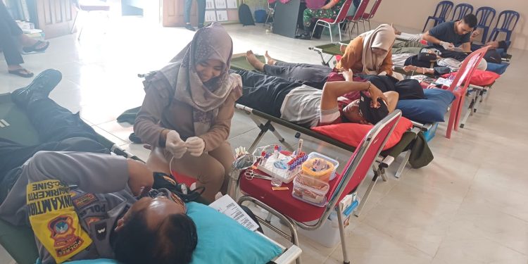 Polisi Ngawi Turut Serta Dalam Giat Bakti Sosial di Sine