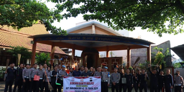 Jelang HUT Bhayangkara ke-78 Tahun 2024 Polres Kendal Baksos Bersihkan Tempat Ibadah