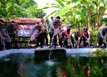 Dukung Ketahanan Pangan, Kapolres Ngawi Tebar 780 Benih Ikan Nila Jelang Hari Bhayangkara ke-78