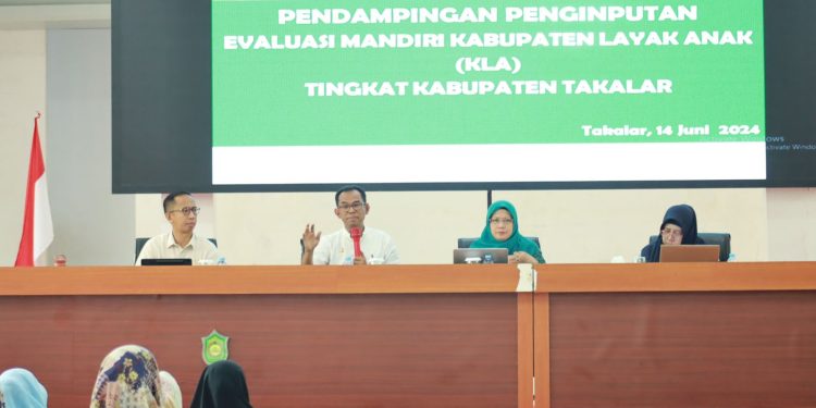 Pj Bupati Takalar bersama Pj Ketua TP PKk hadir di evaluasi KLA