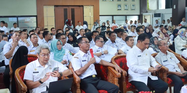 Pj. Bupati Takalar Pimpin Rapat Evaluasi dan Pengawasan Kinerja Pemerintah Daerah Kabupaten Takalar Melalui Aplikasi Ewaki