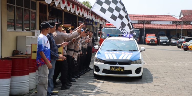 Menyambut HUT Bhayangkara ke- 78, Polres Kendal Bakti Sosial Salurkan Air Bersih
