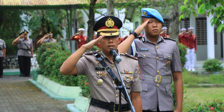 Waka Polres Ngawi Pimpin Ziarah ke Taman Makam Pahlawan di Hari Bhayangkara ke – 78