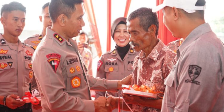 KAPOLDA JABAR BAKSOS RELIGI DAN BANSOS DALAM RANGKA HUT BHAYANGKARA KE-78