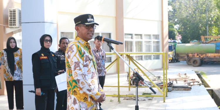 Pimpin Apel Gabungan DLHP Takalar, Pj. Bupati : Kesiapan SDM dan Peralatan Kebersihan Harus Maksimal