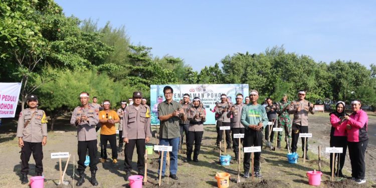 Jelang Hut Bhayangkara ke 78 Polres Kendal Tanam 1000 Pohon Mangrove dan Cemara Laut