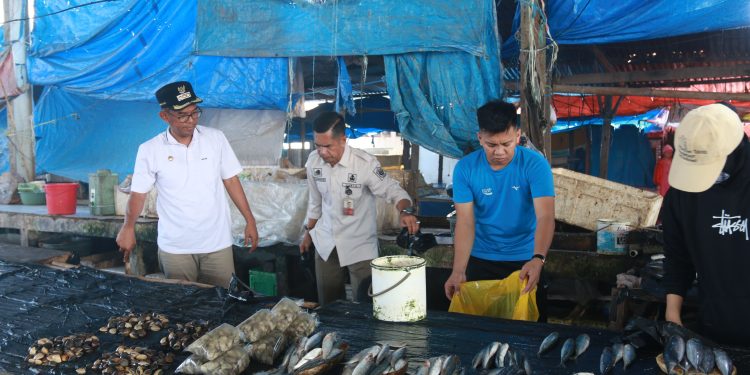 Pj. Bupati Takalar Pimpin Kerja Bakti dan Gotong Royong Pembersihan Pasar Sentral