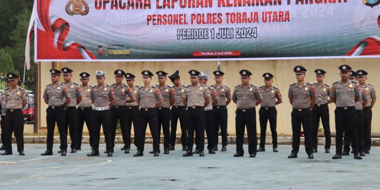 Kapolres Toraja Utara Pimpin Upacara Korps Raport Kenaikan Pangkat 26 Personel